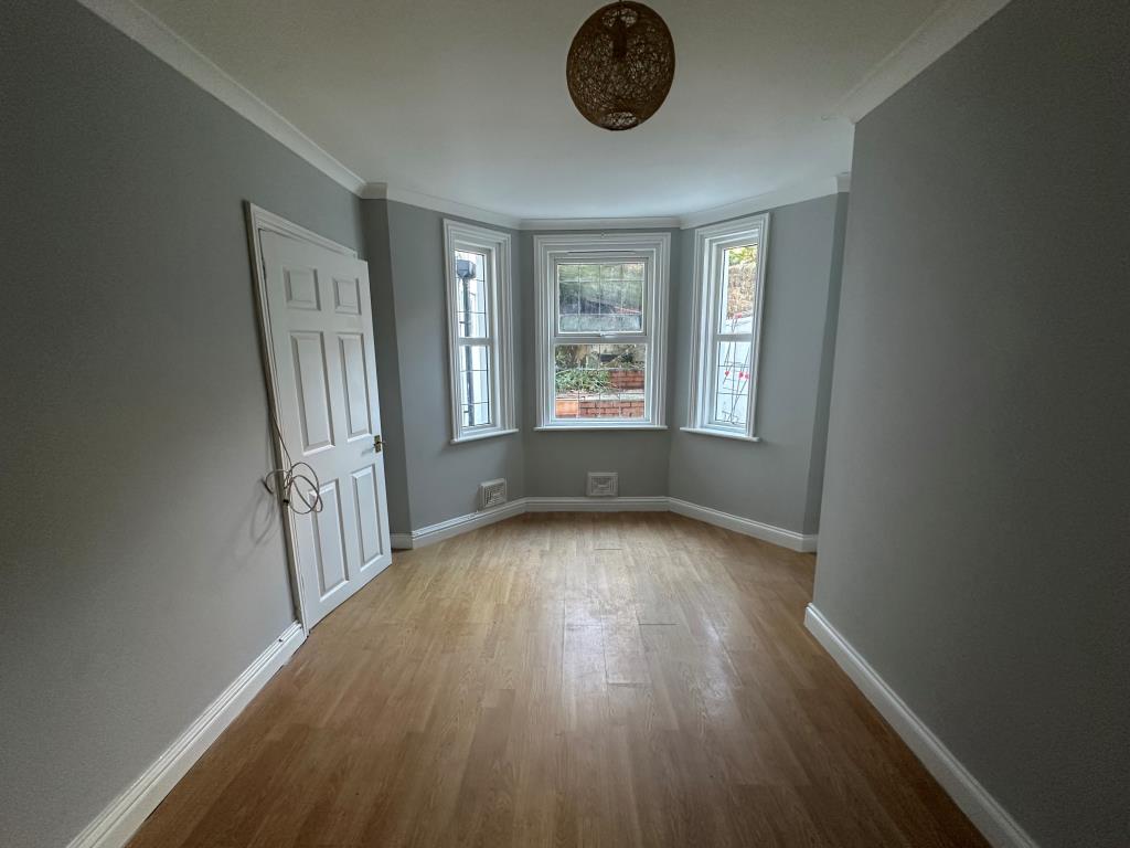 Lot: 137 - ONE-BEDROOM BASEMENT FLAT WITH OUTSIDE SPACE - Living Room